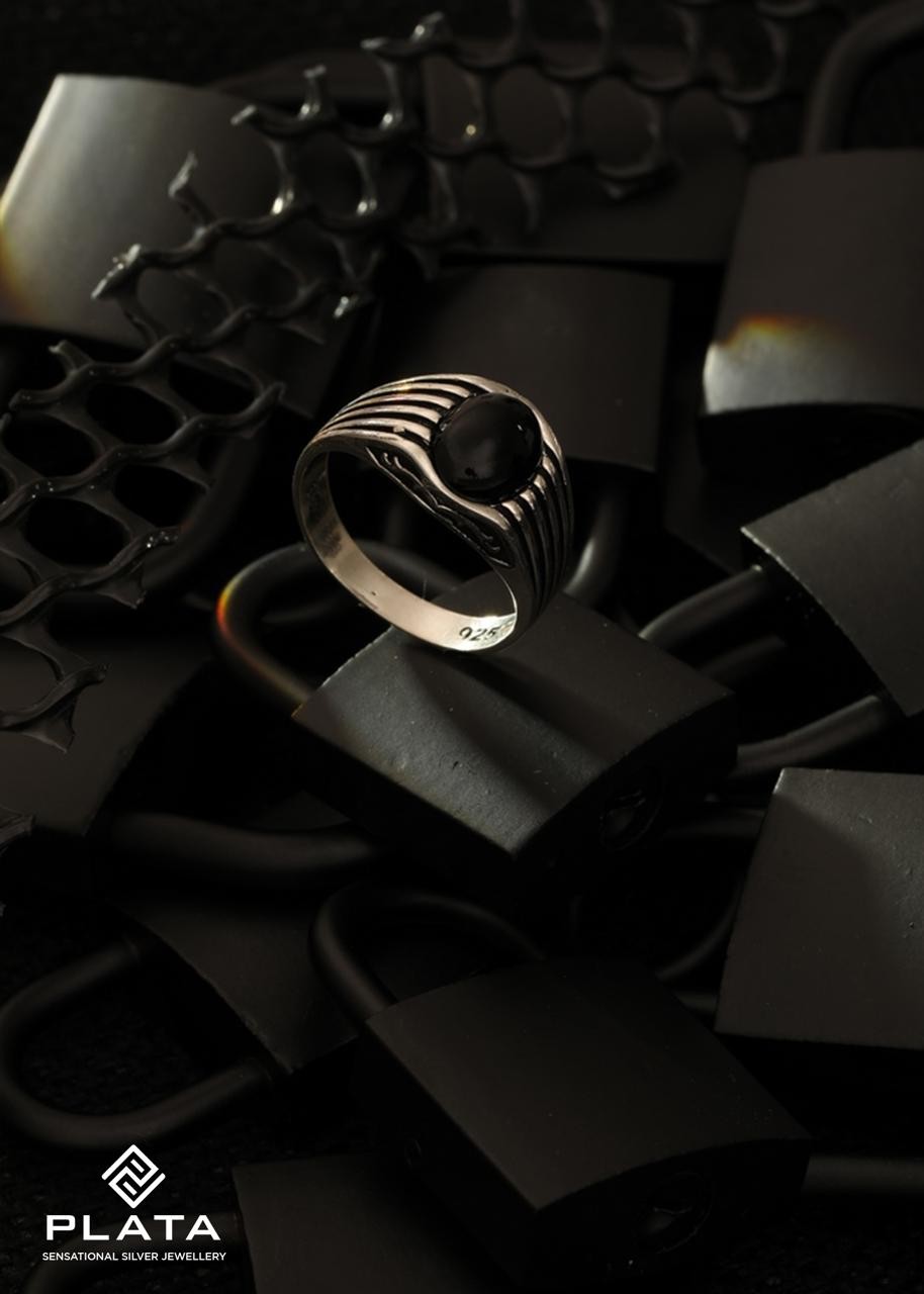 Onyx Studded Gents Silver Ring