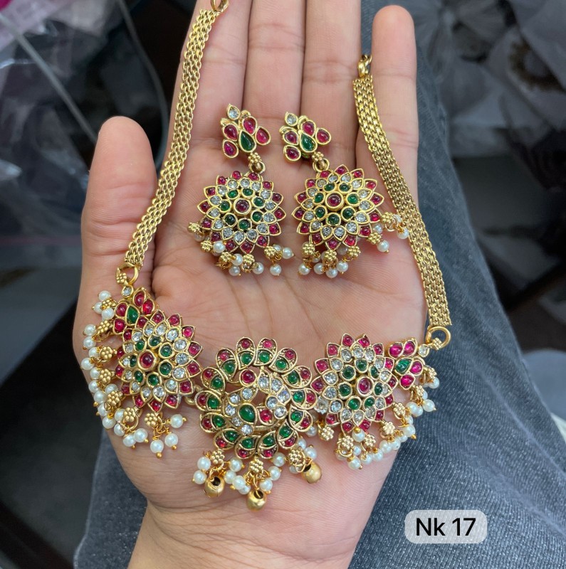 Gold color neklas Indian Bollywood  Kundan Pearl Beaded necklace with beautiful earing for women and girl.