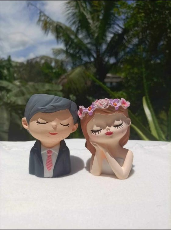 Plaster Of Paris Cute Couple statuce